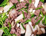 コクうま！ニンニクの芽と豚肉の塩麹炒め作り方4写真