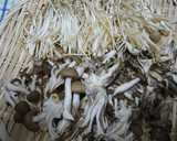 旨味倍増！干しきのこのにんにく炒め作り方1写真