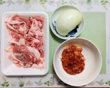 ワンパン簡単夕飯豚こまスタミナ味噌豚キムチ炒め丼作り方1写真