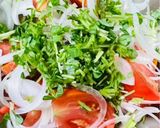混ぜるだけ！超簡単トマト玉ねぎ豆苗サラダ作り方2写真