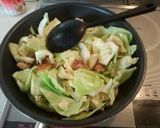 ♡ｷｬﾍﾞﾂと鶏もものｺﾝｿﾒ炒め♡作り方6写真