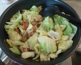 ♡ｷｬﾍﾞﾂと鶏もものｺﾝｿﾒ炒め♡作り方7写真