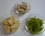 ツワブキと竹の子と揚げ蒲鉾の煮物+そら豆作り方1写真