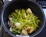 ツワブキと竹の子と揚げ蒲鉾の煮物+そら豆作り方3写真