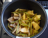 ツワブキと竹の子と揚げ蒲鉾の煮物+そら豆作り方4写真