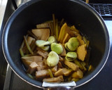 ツワブキと竹の子と揚げ蒲鉾の煮物+そら豆作り方5写真