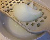 ヨシダグルメソースに玉ねぎ追加サイコロ作り方1写真