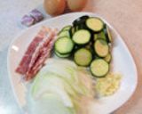 ズッキーニと卵の簡単コンソメスープ＊作り方1写真