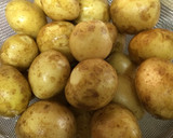 小さな新ジャガとひき肉の煮物作り方1写真