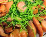 粗挽きポークフランクと豆苗の炒め物作り方5写真