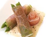 2色のアスパラと生ハムをアボカドソースで作り方1写真