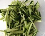 梅でサッパリ 鶏胸肉とクラゲのサラダ作り方3写真