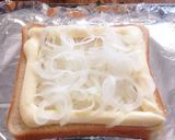 簡単惣菜パン！玉ねぎマヨチーズトースト作り方1写真