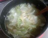 卵を１個　満足味噌汁　キャベツと油揚げで作り方2写真
