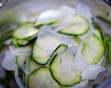 蕪とズッキーニ、スモモのさっぱりサラダ作り方1写真