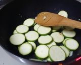 ズッキーニと鶏ミンチのトマト煮作り方2写真