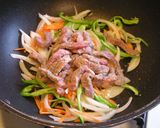 リメイクアレンジ！青椒肉絲風牛肉とろみ丼作り方5写真