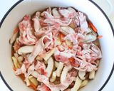 どんどん加えて【豚椎茸の炊き込み塩麹ご飯作り方2写真