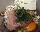 ヘルシー!鶏ひき肉と豆腐のハンバーグ作り方1写真