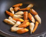 穫れたて無農薬きぬさやと人参の炒め物作り方3写真