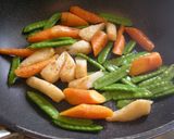穫れたて無農薬きぬさやと人参の炒め物作り方4写真