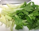 セロリとソーセージのマヨマスタード炒め作り方1写真