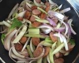 セロリとソーセージのマヨマスタード炒め作り方5写真