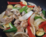 簡単！夏野菜とチキンのトマト煮込み♡作り方2写真