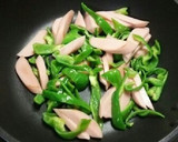 魚ソーとピーマンの簡単炒め作り方3写真
