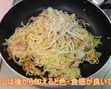梅ときゅうりの塩焼きそば作り方8写真