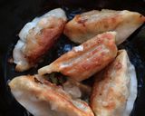 鉄のフライパンで、揚げ餃子作り方3写真