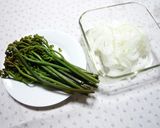 わらびと新玉ねぎのポン酢おかか和え作り方1写真