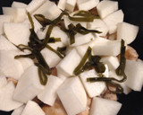 だしがら昆布で！簡単☆鶏肉と大根の煮物作り方3写真