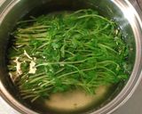 お弁当の隙間に♪ウィニーと豆苗の和え物作り方2写真