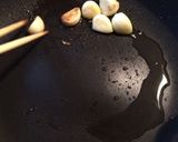 シシトウとにんにくの炒め物作り方1写真