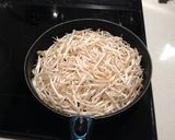 材料2つ!超簡単★豚もやし作り方1写真