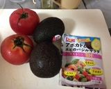 簡単5分/アボカドとトマトのバジルサラダ作り方1写真