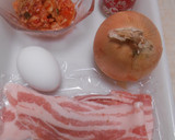 豚ばら肉と玉葱炒め白菜キムチ目玉焼きのせ作り方1写真