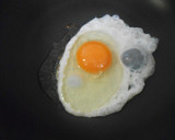豚ばら肉と玉葱炒め白菜キムチ目玉焼きのせ作り方7写真