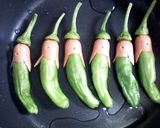 ソーセー人　ししとうでミノムシごっこ作り方5写真