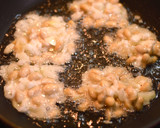 素朴なおいしさ♪大豆とタマネギのかき揚げ作り方3写真