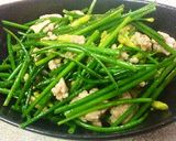 ニラの花と豚のひき肉の炒め物作り方4写真