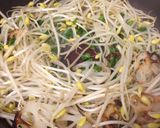 炒めます！モヤシと蓮根のニラ塩だれ作り方4写真