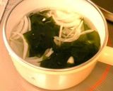 タマネギ入りわかめスープ作り方4写真