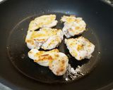 皮がパリパリ☆鶏もも肉のハーブレモン焼き作り方4写真