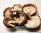 椎茸たっぷり旨みたっぷりお味噌汁。作り方1写真