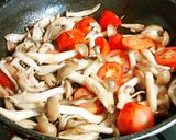 きのことトマトのごま油炒め♪作り方3写真