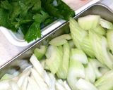セロリと豚肉の炒めゴマ和え作り方1写真