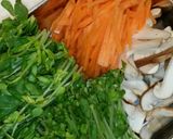 鶏だんごと豆苗の中華スープ作り方1写真