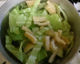手軽美味しい♪キャベツと油揚げのお味噌汁作り方1写真